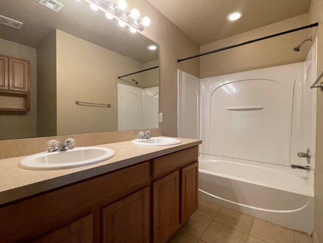 Building Photo - 3631 Vanguard Dr