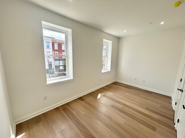 Building Photo - 2725 W Girard Ave