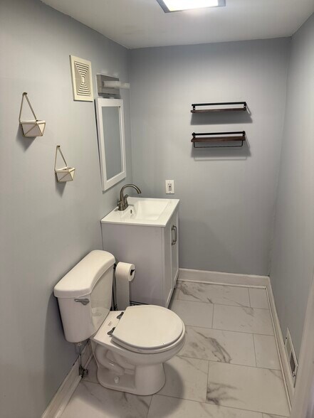 Building Photo - 553 Elsmere St