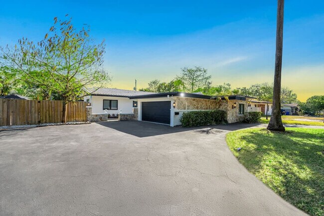 Building Photo - 704 NE 2nd St