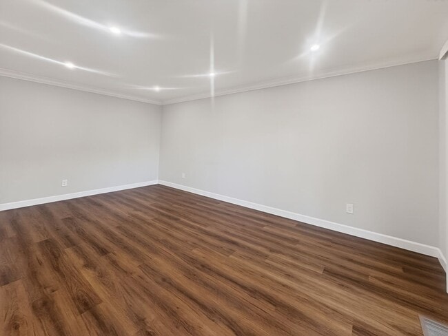 Building Photo - Gorgeous and Completely Remodeled Lower Level Unit with Inside Laundry is Available Now!