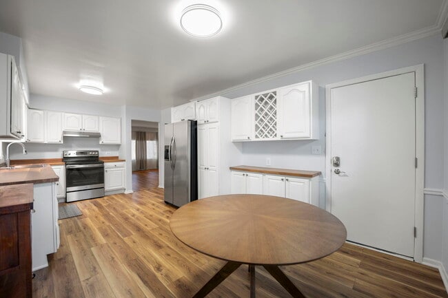 Building Photo - 1000 E Callero Cir