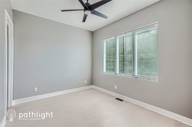 Building Photo - 865 Cavanaugh Avenue SE