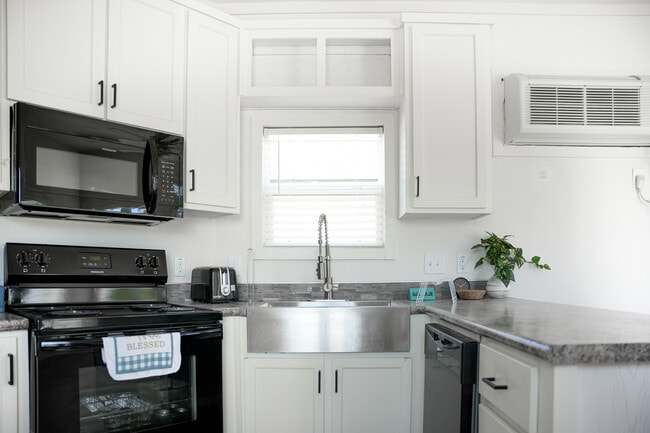 Building Photo - Tiny Home A28 Retreat