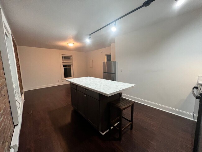 Building Photo - Newly renovated one bedroom available for ...
