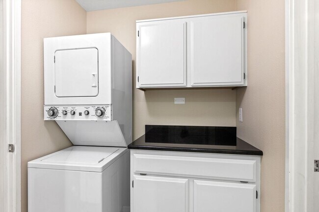 Building Photo - Beautiful Downtown Coeur d' Alene Condo  w/ Amazing Views!