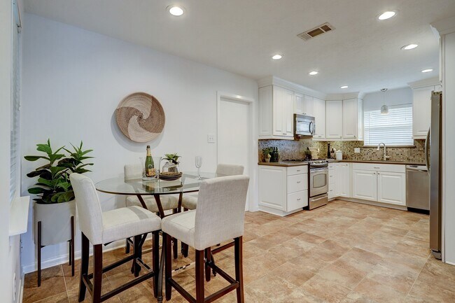 Building Photo - 2330 Willowby Dr