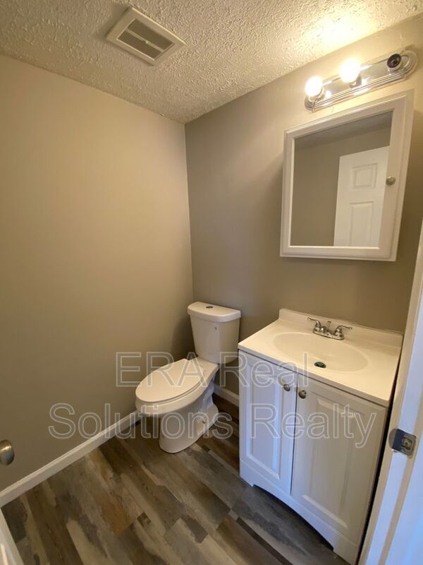 Building Photo - 2562 Bracebridge Dr