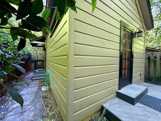 Building Photo - PEACEFUL MADRONE CANYON ONE BEDROOM COTTAGE NEAR DOWNTOWN LARKSPUR