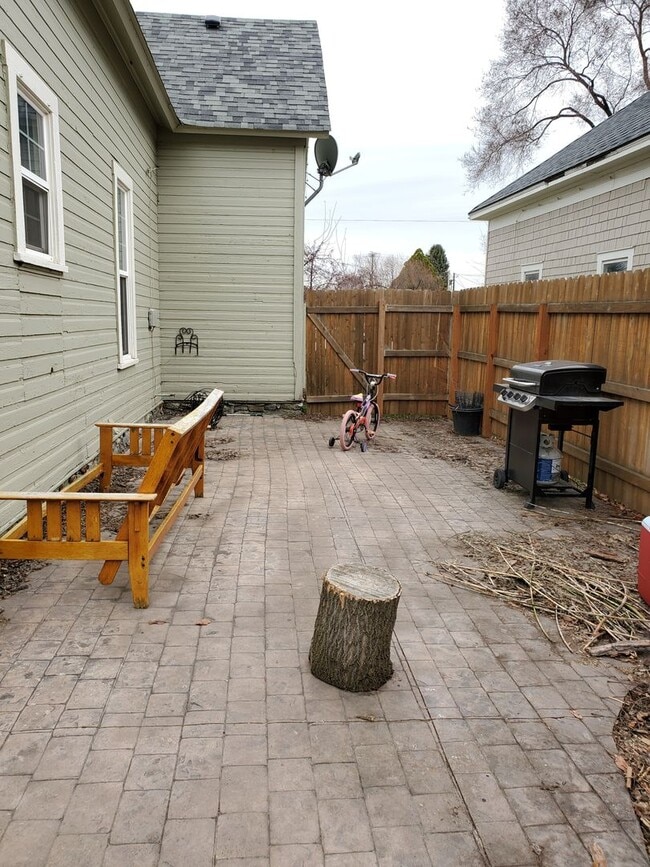 Building Photo - 2010 1st St