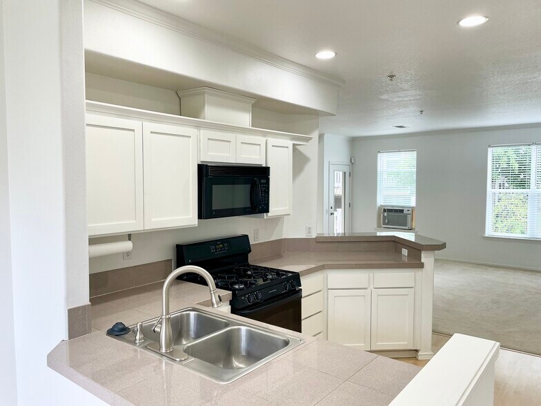 Updates kitchen with all appliances - 10245 NW Wilshire Ln