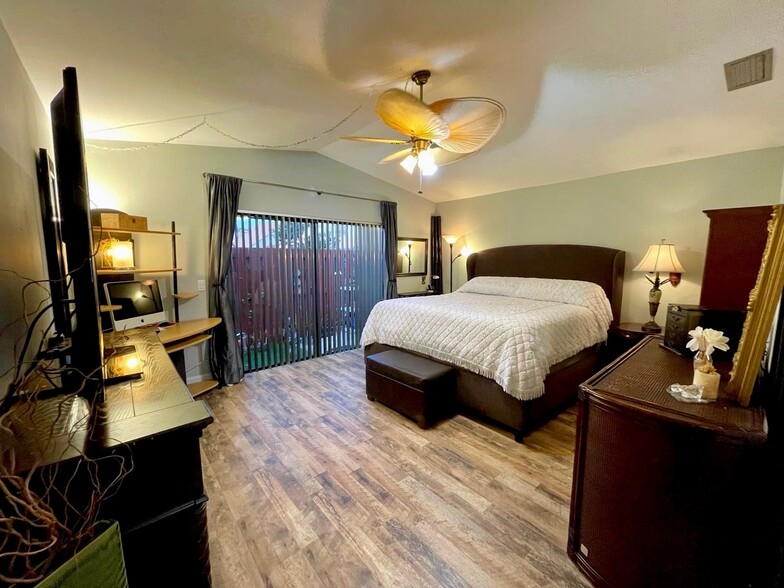 Master Bedroom - 1800 Embassy Dr