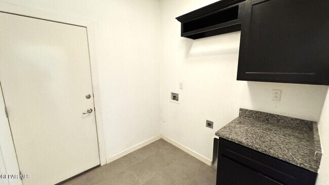 Building Photo - 13921 Lago Vista Ave