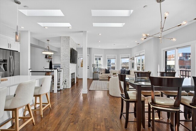 Building Photo - 15 W Bellflower St