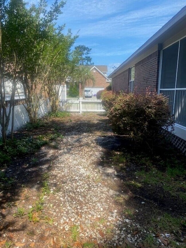 Building Photo - Welcome to this beautiful 3 bedroom, 2 bathroom house located in Cypress Island Subdivision .