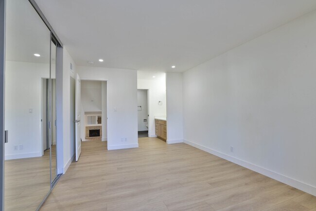 Building Photo - Newly renovated townhome in Cupertino with top schools and great amenities