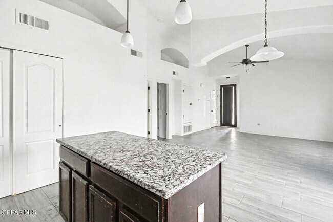 Building Photo - 13849 Summer Story Ave