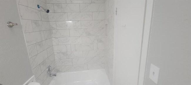Building Photo - 608 W 51st St