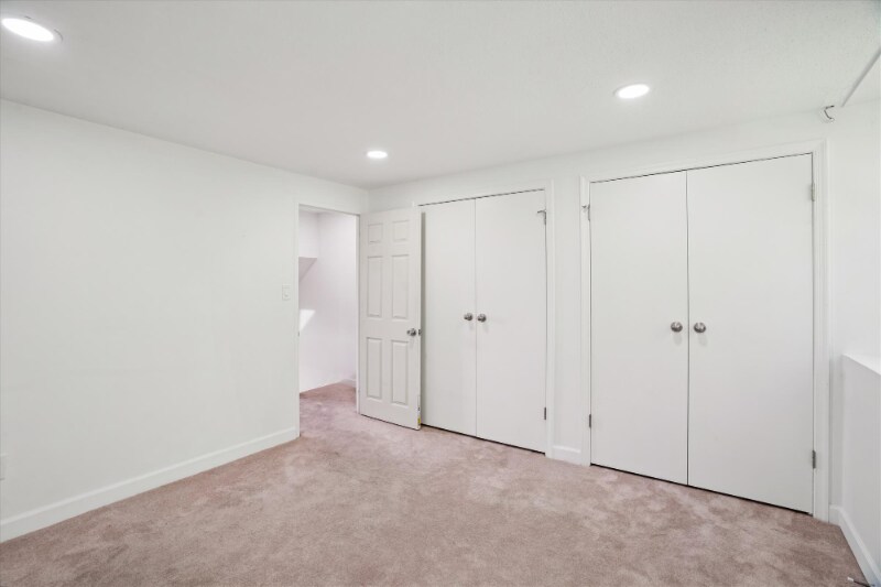 Building Photo - 1925 Dutch Village Dr