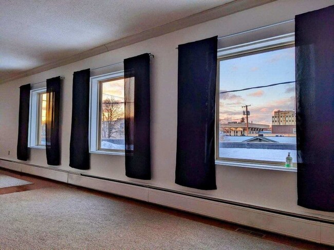 Building Photo - Awesome Downtown Apartment