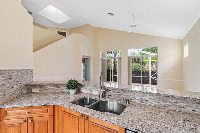 Building Photo - 7690 Hummingbird Ct