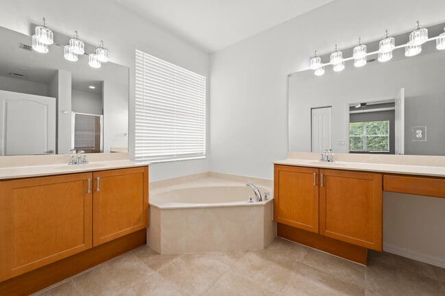 Building Photo - 9588 SW Flowermound Cir