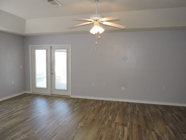 Building Photo - Easy access to Whiting Field & Pensacola!