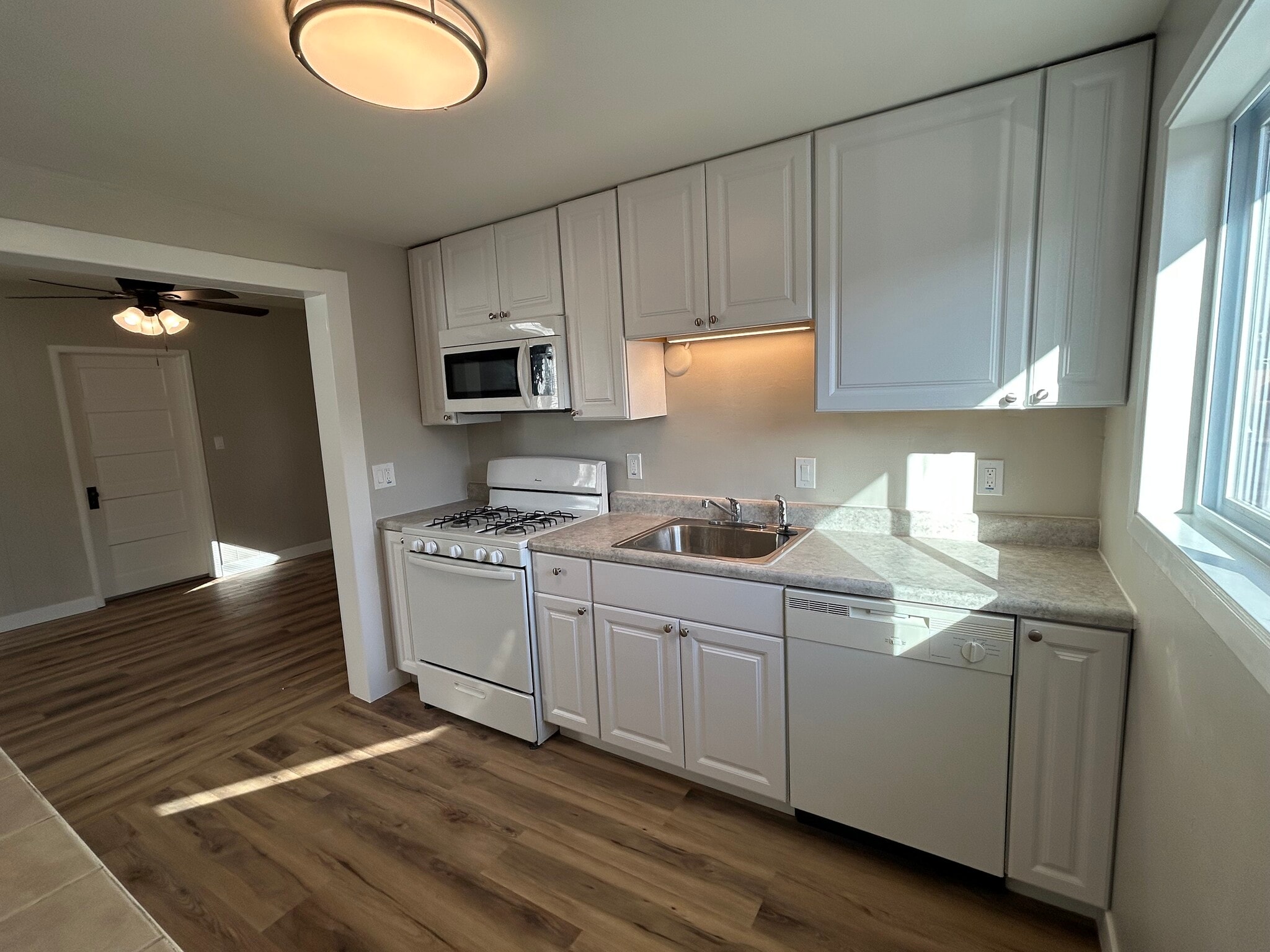 Building Photo - 611 S Hawthorne Ave