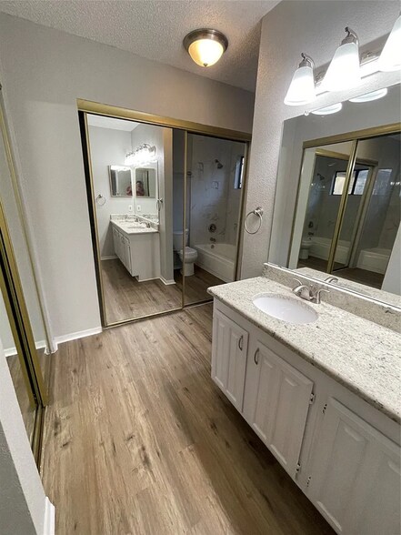 Building Photo - 500 Button Willow Ct