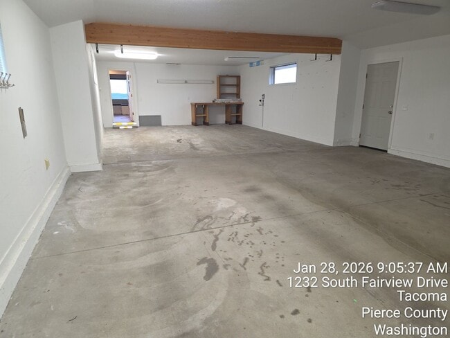 Building Photo - View home North Tacoma - 3 bedroom, 3.5 bathroom, 6 car garage - Available NOW!!!