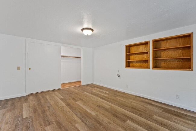 Building Photo - 475 Riverview Dr