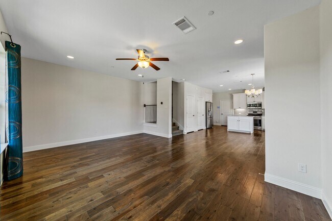 Building Photo - Luxury Townhouse