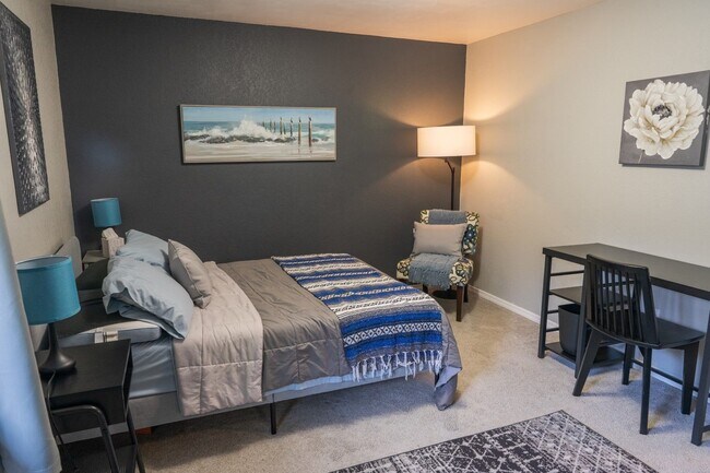 Building Photo - 2Bd/1.5Ba Shoreline Condo