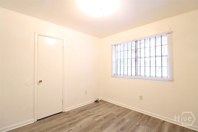 Building Photo - 1204 E Anderson St