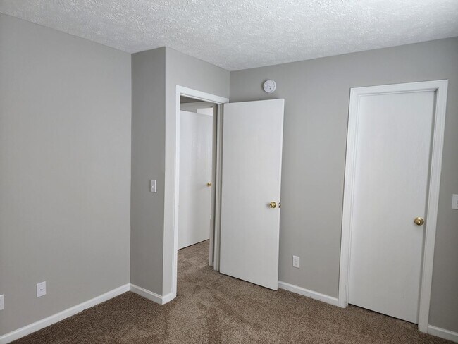 Building Photo - Three Bedroom Two Bath Home in Deerfield Farms Dayton, Indiana