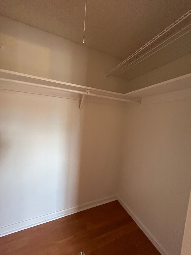 Building Photo - Ground Floor 1 BR/1 BA in Secured Bldg!
