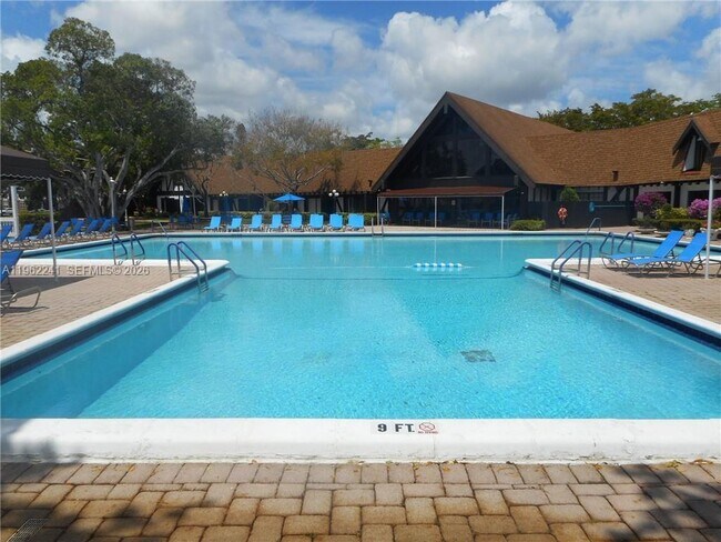 Building Photo - 3750 Inverrary Dr