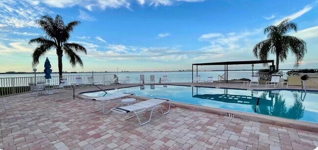 Building Photo - 6180 Sun Blvd