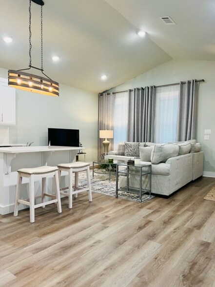 Building Photo - 2071 W Romana St