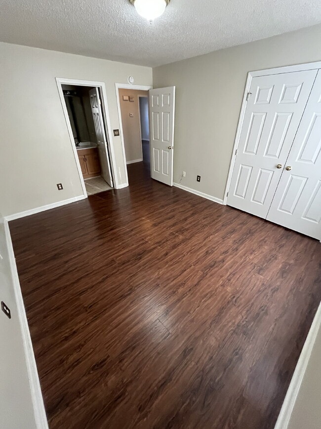 Building Photo - "Charming 2-Bed, 2-Bath Retreat in High Point's Peaceful Ambassador Court!"