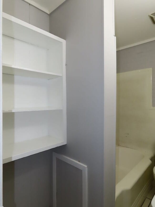 Building Photo - Cozy Two Bedroom One Bathroom  Apartment!