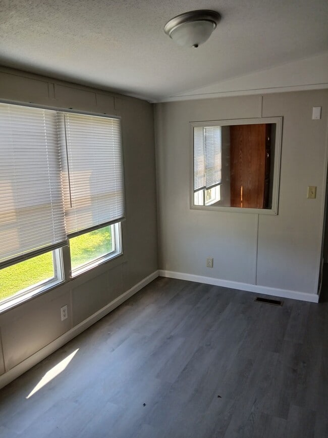 Building Photo - Mobile Home for Sale or Rent