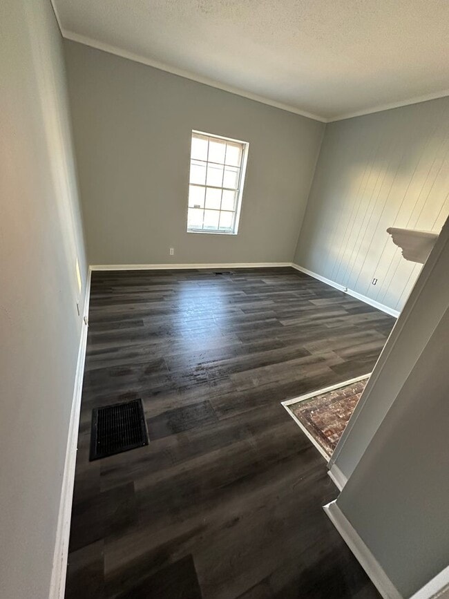 Building Photo - BEAUTIFUL 3 BEDROOM 1 BATH NEWLY REMODELED