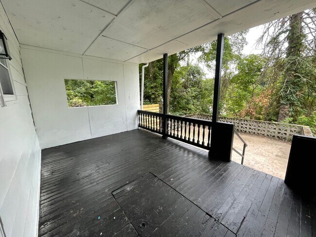 Building Photo - AVAILABLE MAY 2026 - Spacious 3 Bedroom Home w/ Non-Traditional Layout!