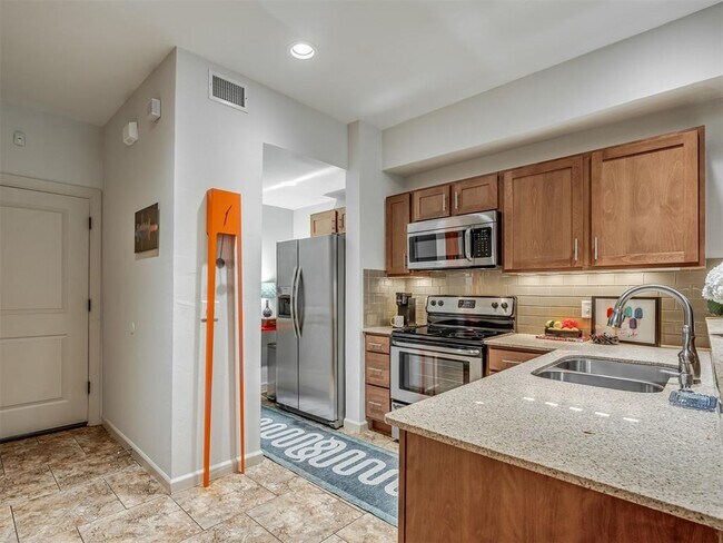 Building Photo - 2224 Kavanaugh Blvd
