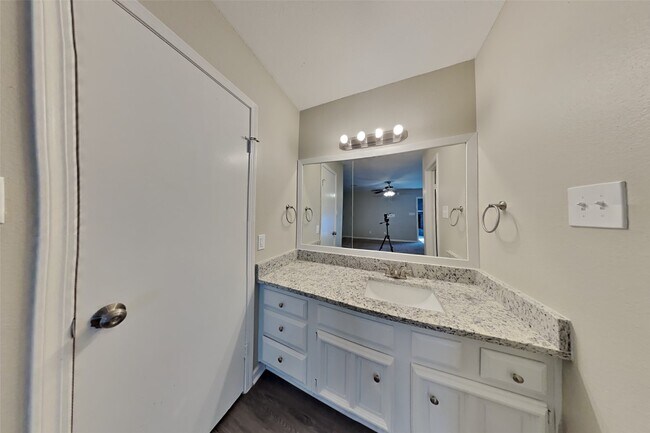 Building Photo - 3114 River Valley Dr