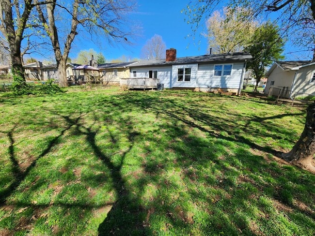 Building Photo - Spacious 3-Bedroom, 1.5-Bathroom Home AVAI...