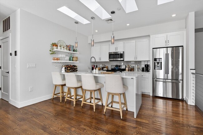 Building Photo - 15 W Bellflower St