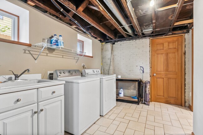 Building Photo - 403 S Hough St