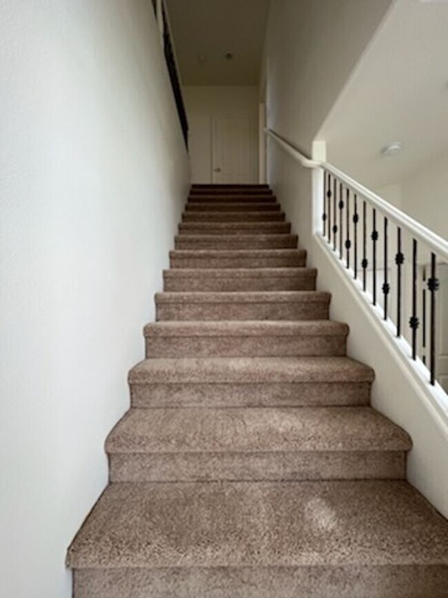 Building Photo - 4 Bedroom Located in Lamplight!